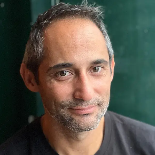headshot photo of Alejandro Vélez